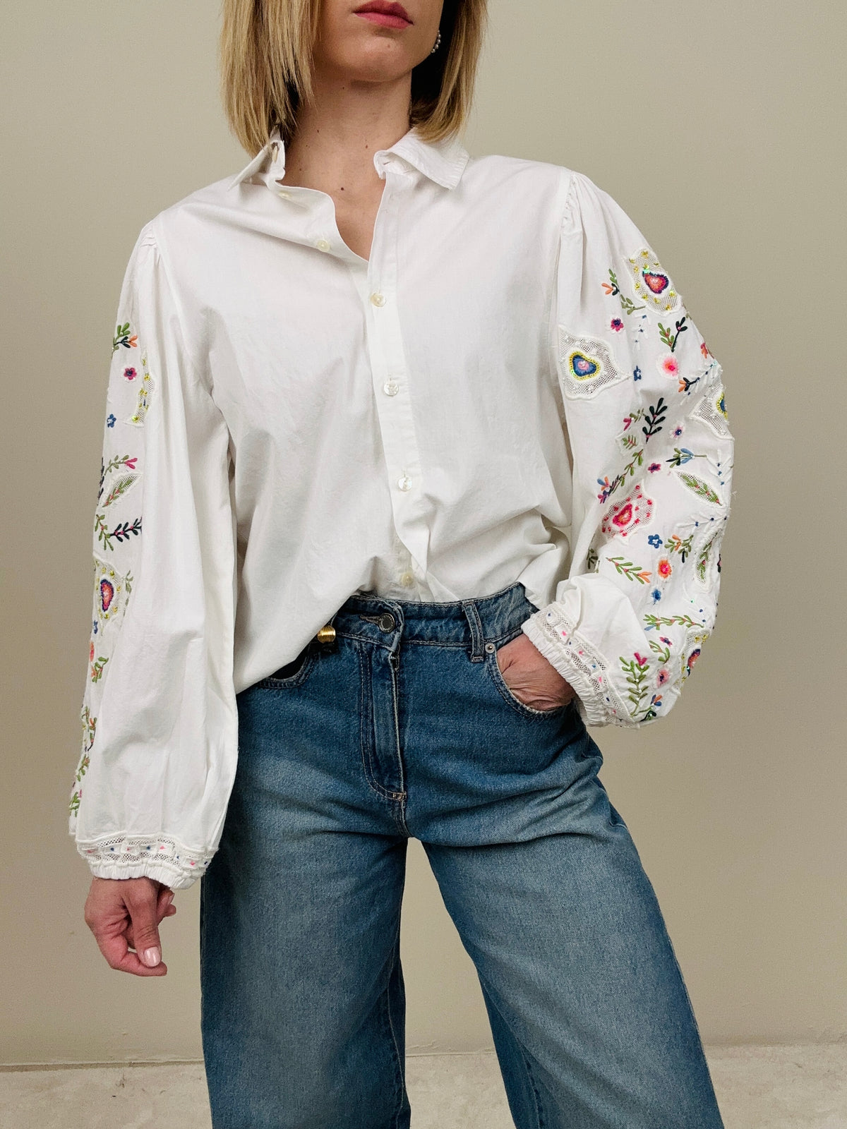 Camicia con ricami nelle maniche