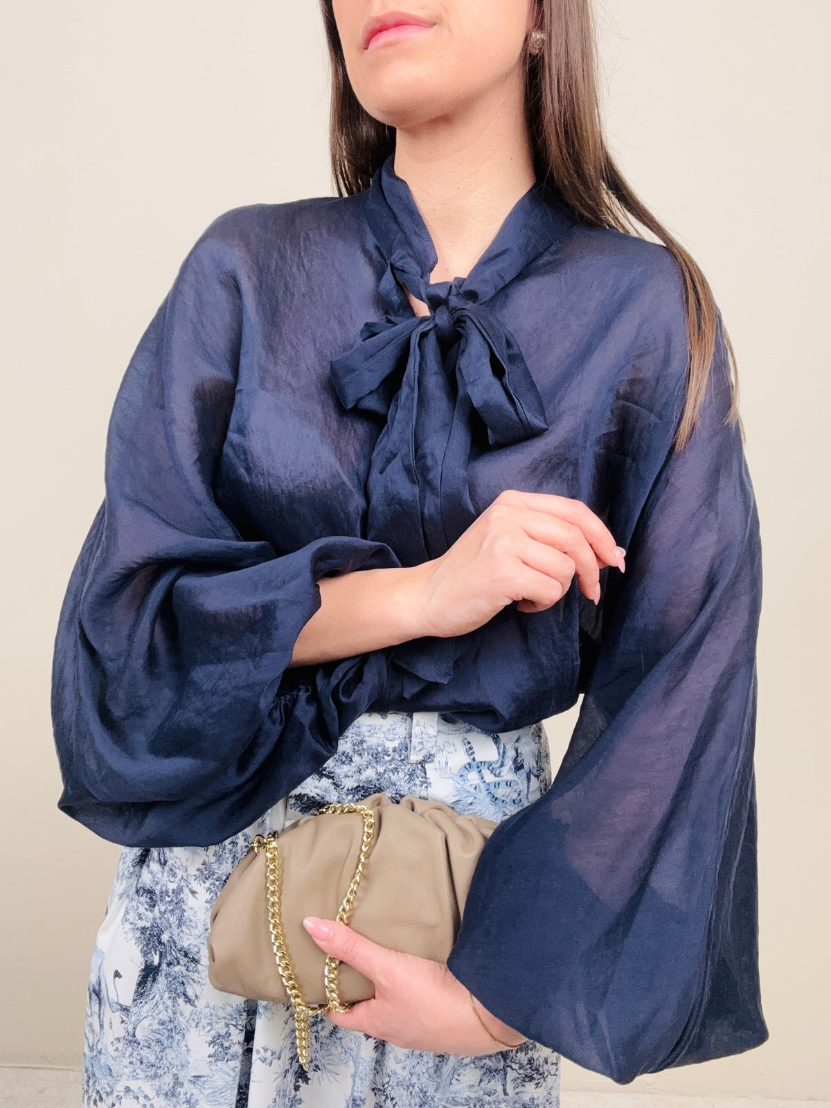 Camicia blu con fiocco