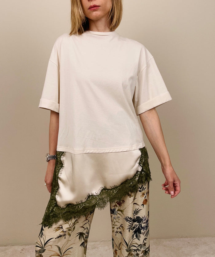 T-shirt con abbassamento in pizzo