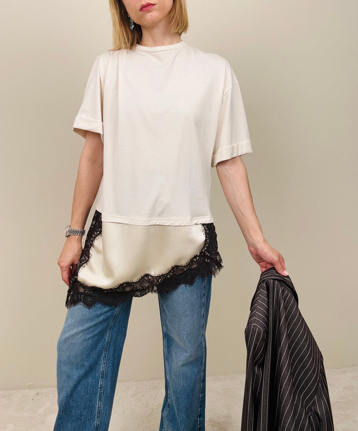 T-shirt beige con abbassamento in pizzo