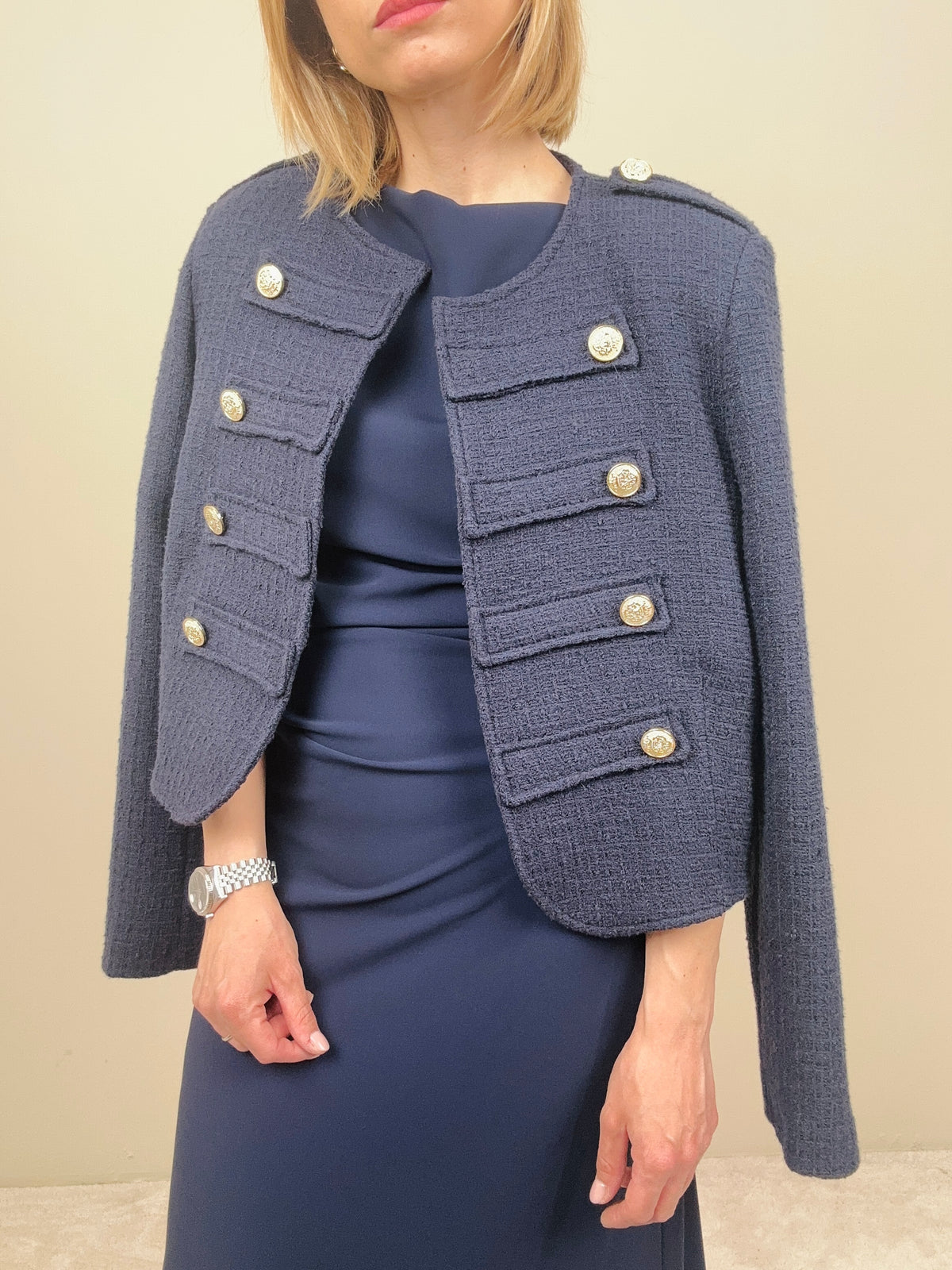 Giacca blu con bottoni dorati