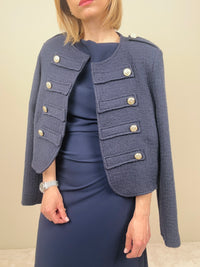 Giacca blu con bottoni dorati