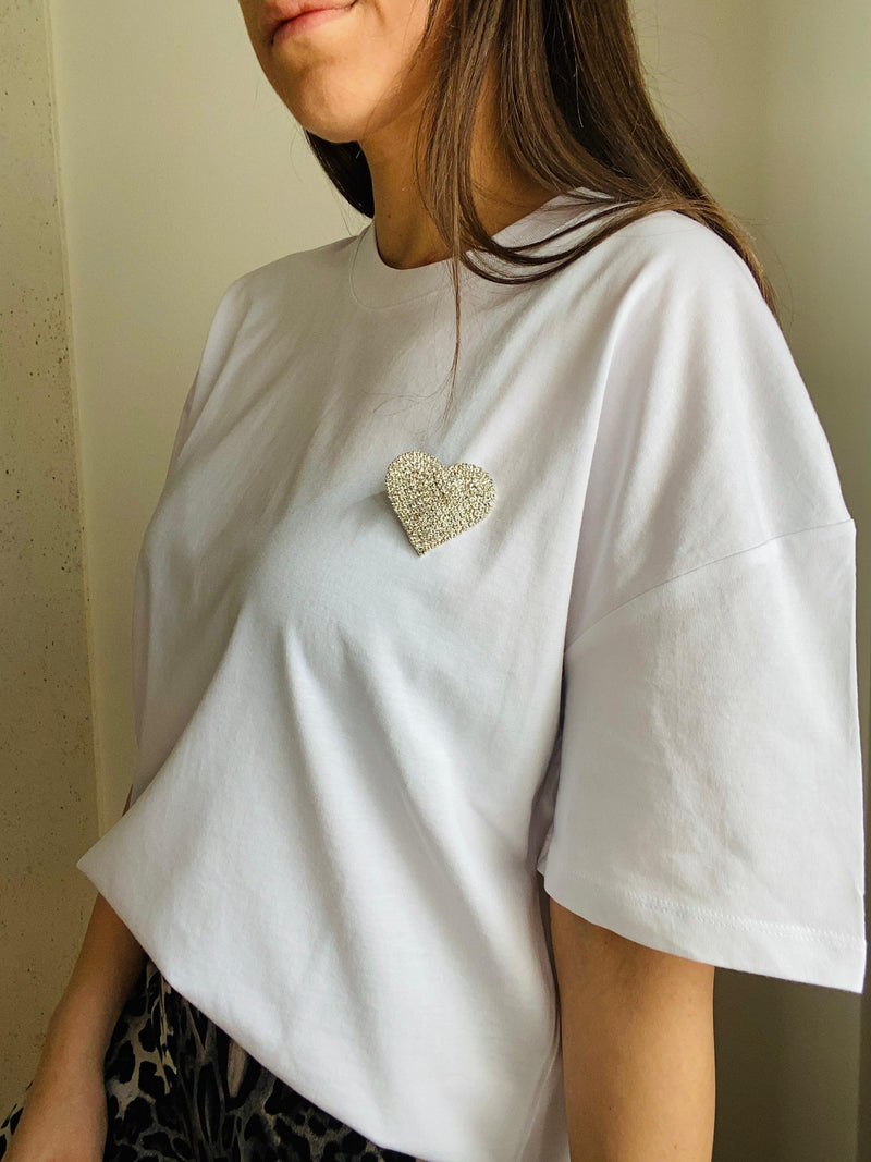 T-shirt con spilla cuore