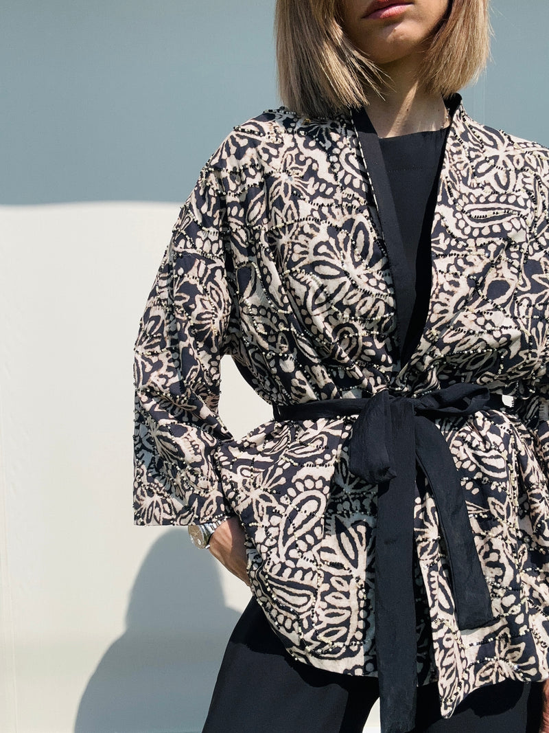 Kimono nero e sabbia