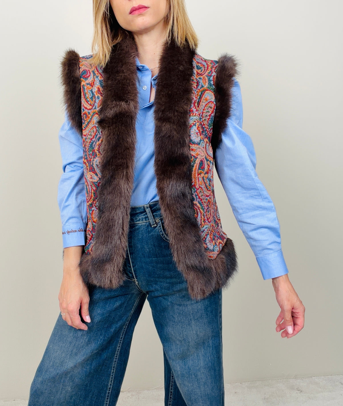 Gilet con dettagli in eco-pelliccia