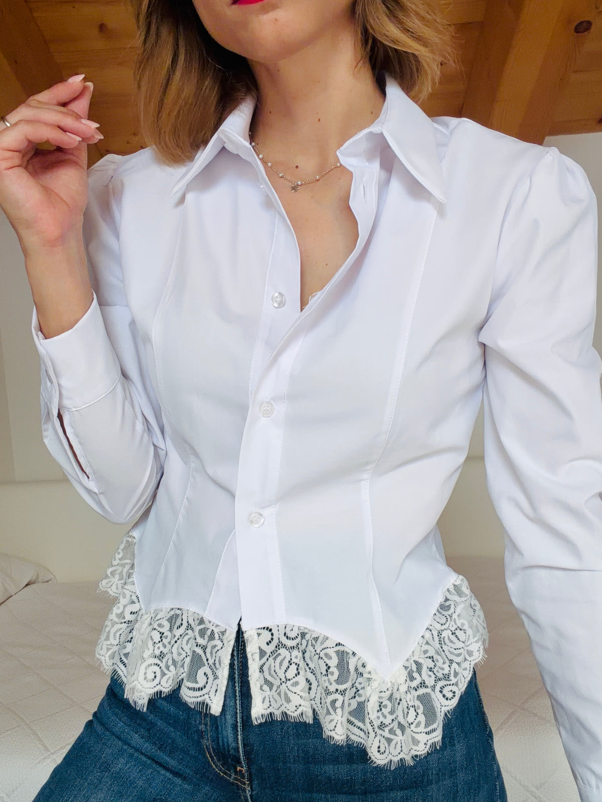 Camicia bianca con dettaglio in pizzo