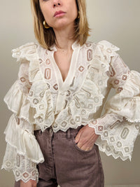 Camicia con ricami e balze nelle maniche