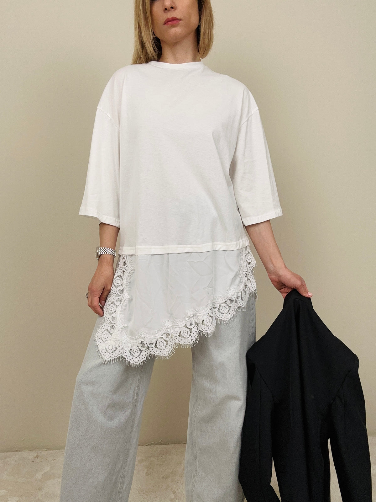 T-shirt con abbassamento in pizzo (più colori)