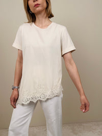 T-shirt assimettica con pizzo (più colori)