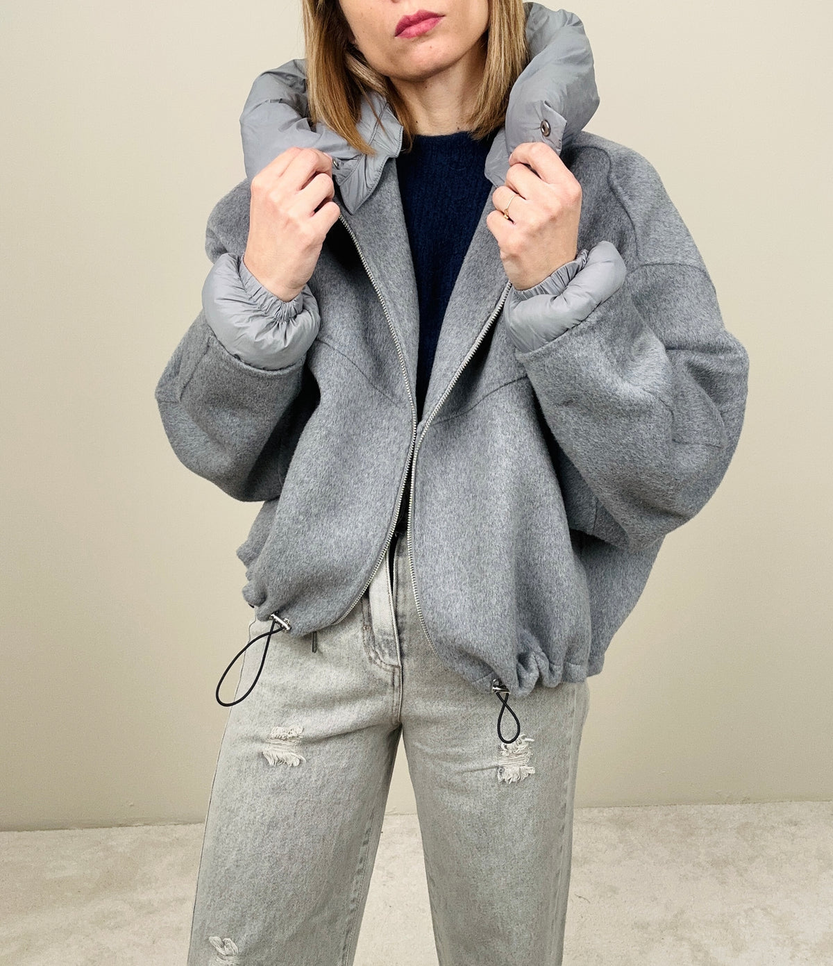 Cappottino corto grigio con cappuccio