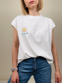 T-shirt con sole ricamato