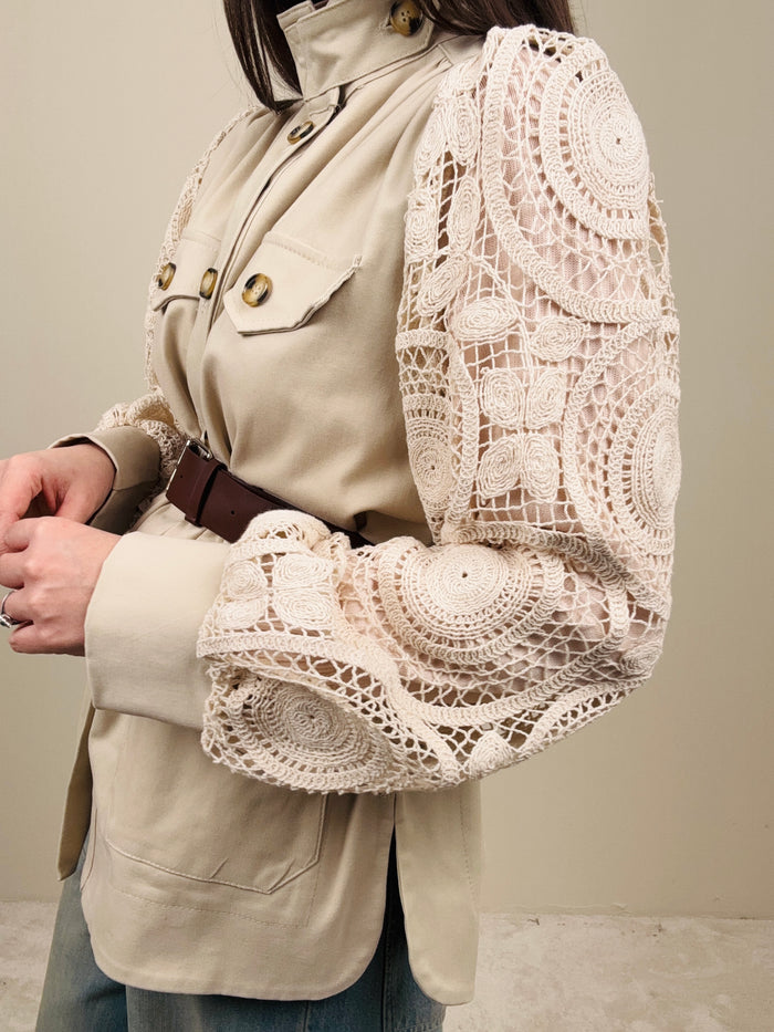 Sahariana con maniche macramé