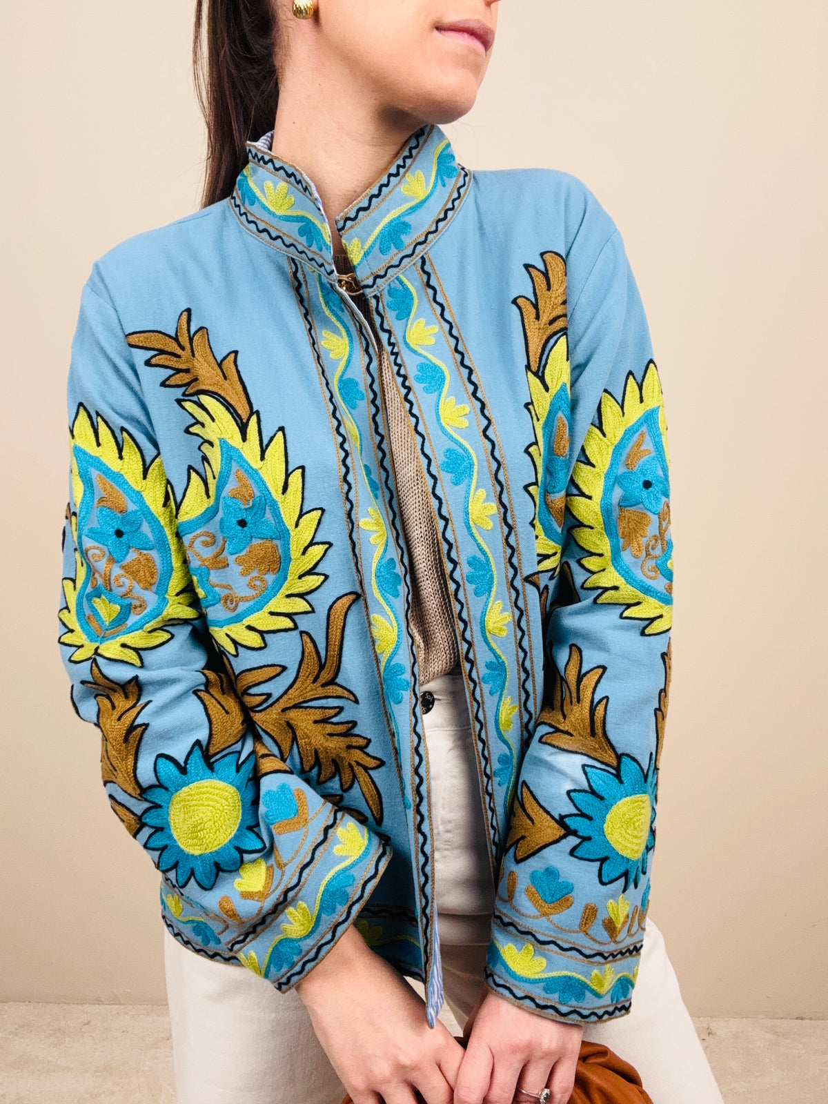 Giacca azzurra ricamata