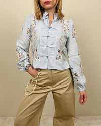 Camicia cielo con alamari