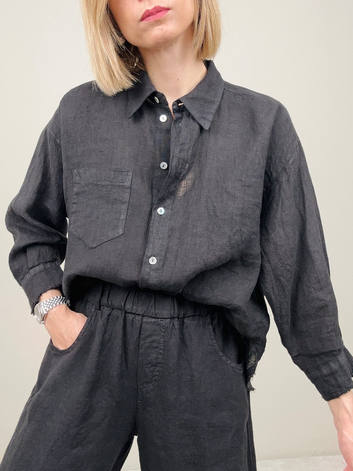 Camicia in lino nera dettagli sfrangiati