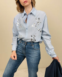 Camicia azzurra con lavorazione a paillettes