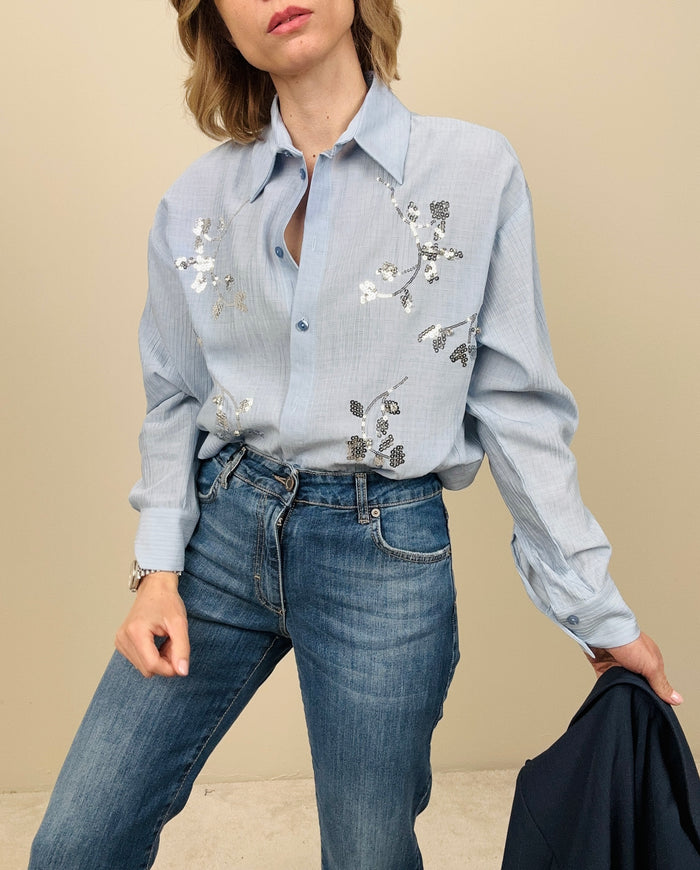 Camicia azzurra con lavorazione a paillettes