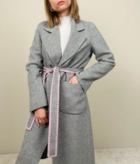 Cappotto grigio con dettagli rosa