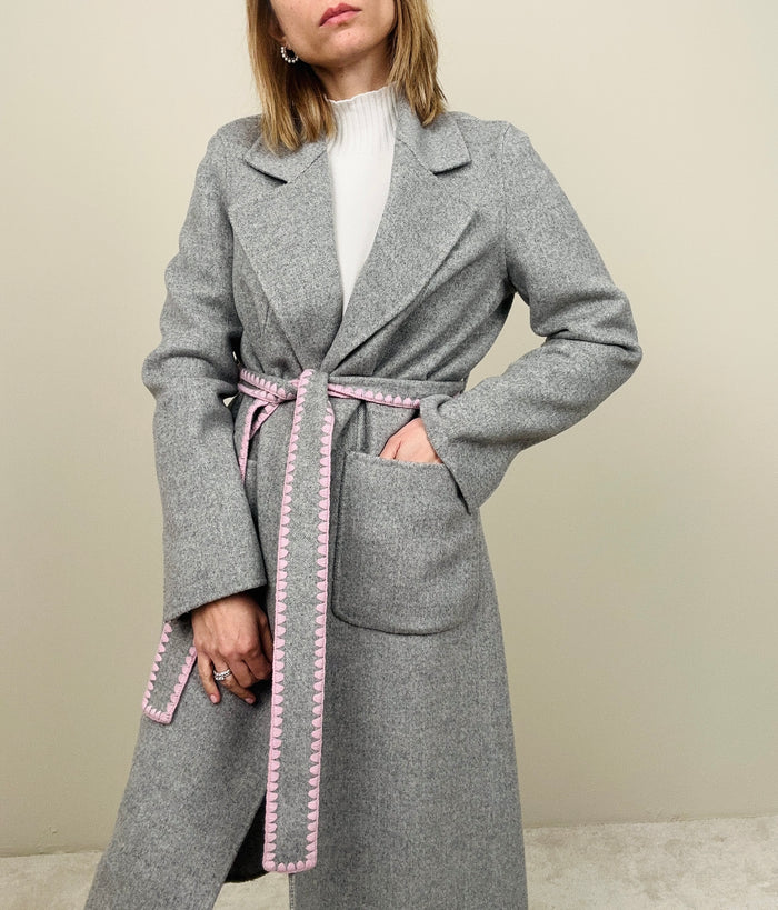 Cappotto grigio con dettagli rosa