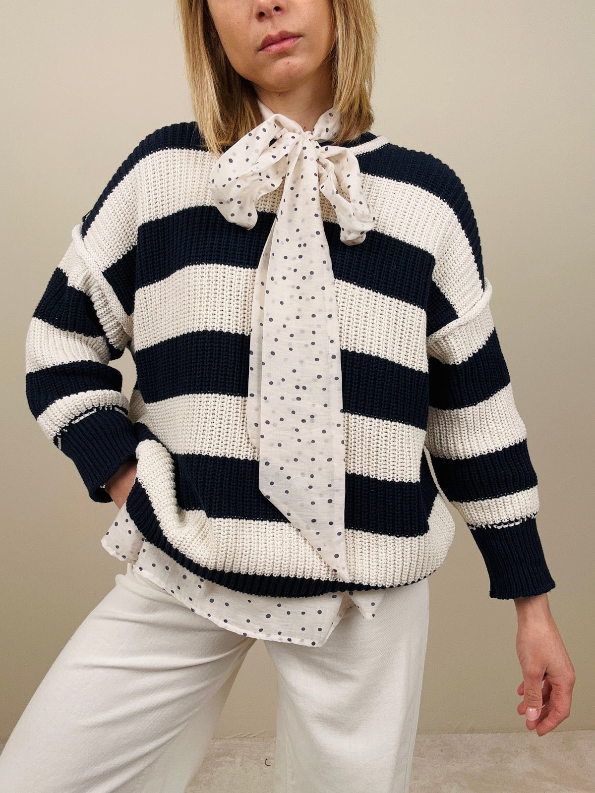 Maglione a righe bianche e blu