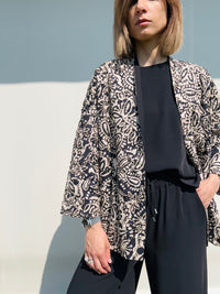 Kimono nero e sabbia
