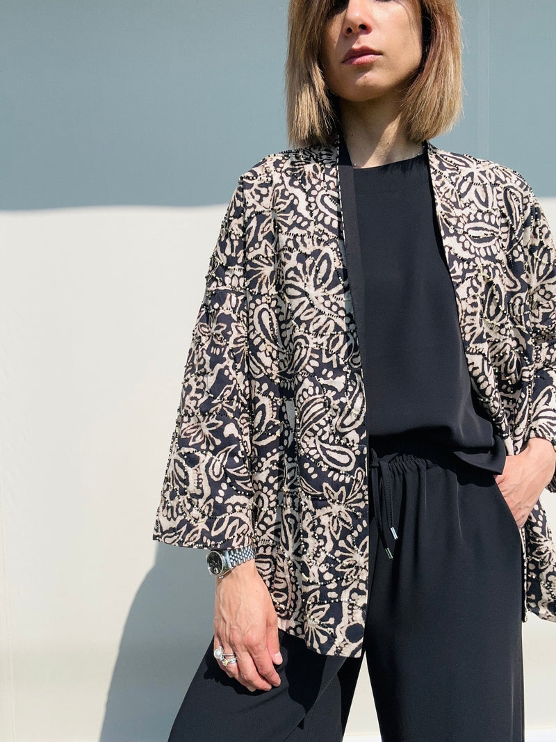 Kimono nero e sabbia