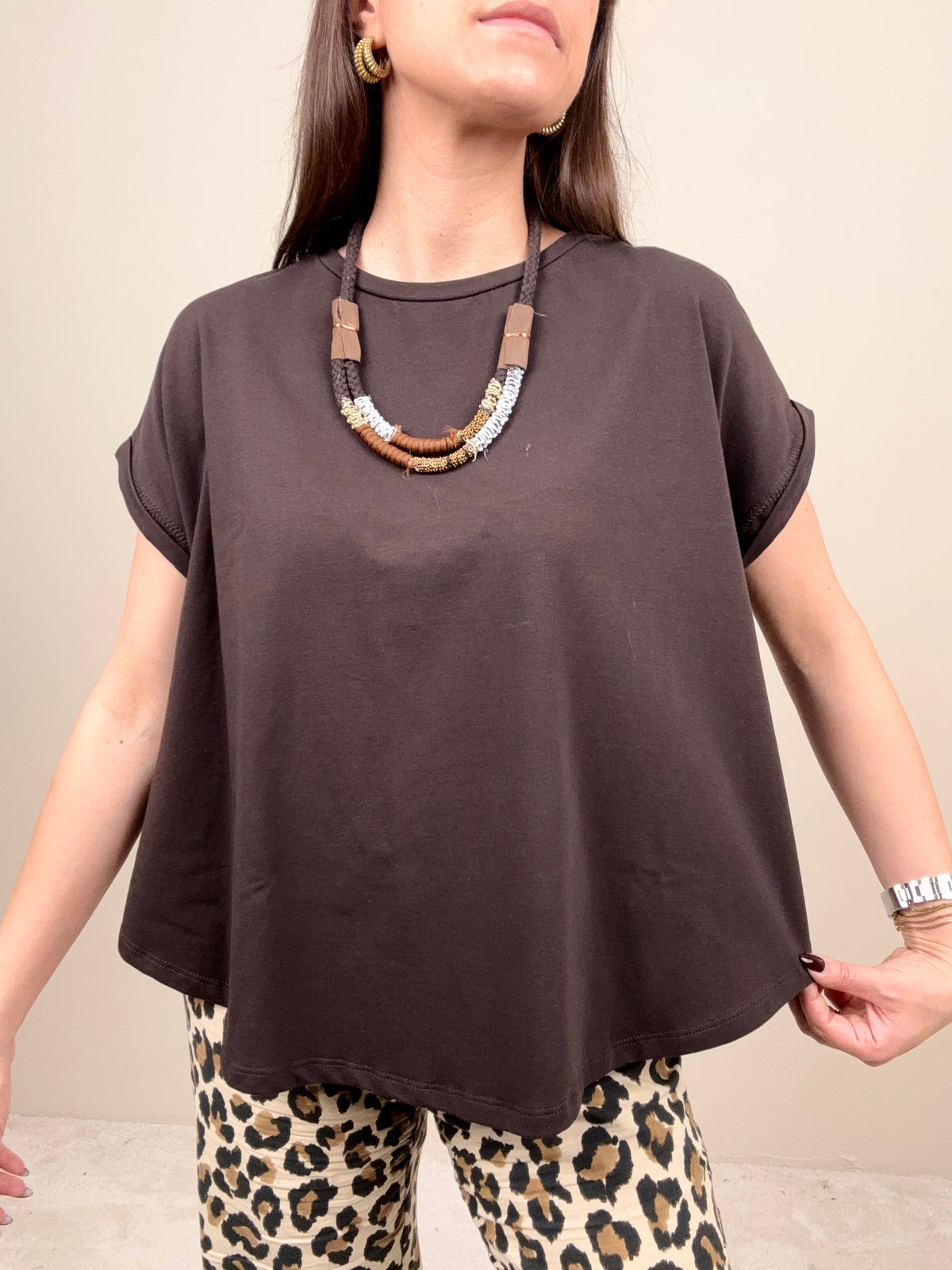T-shirt cioccolato con collana