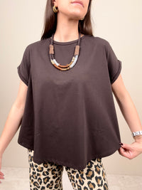 T-shirt cioccolato con collana