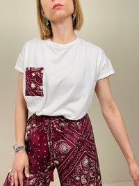 T-shirt con taschino bandana bordeaux