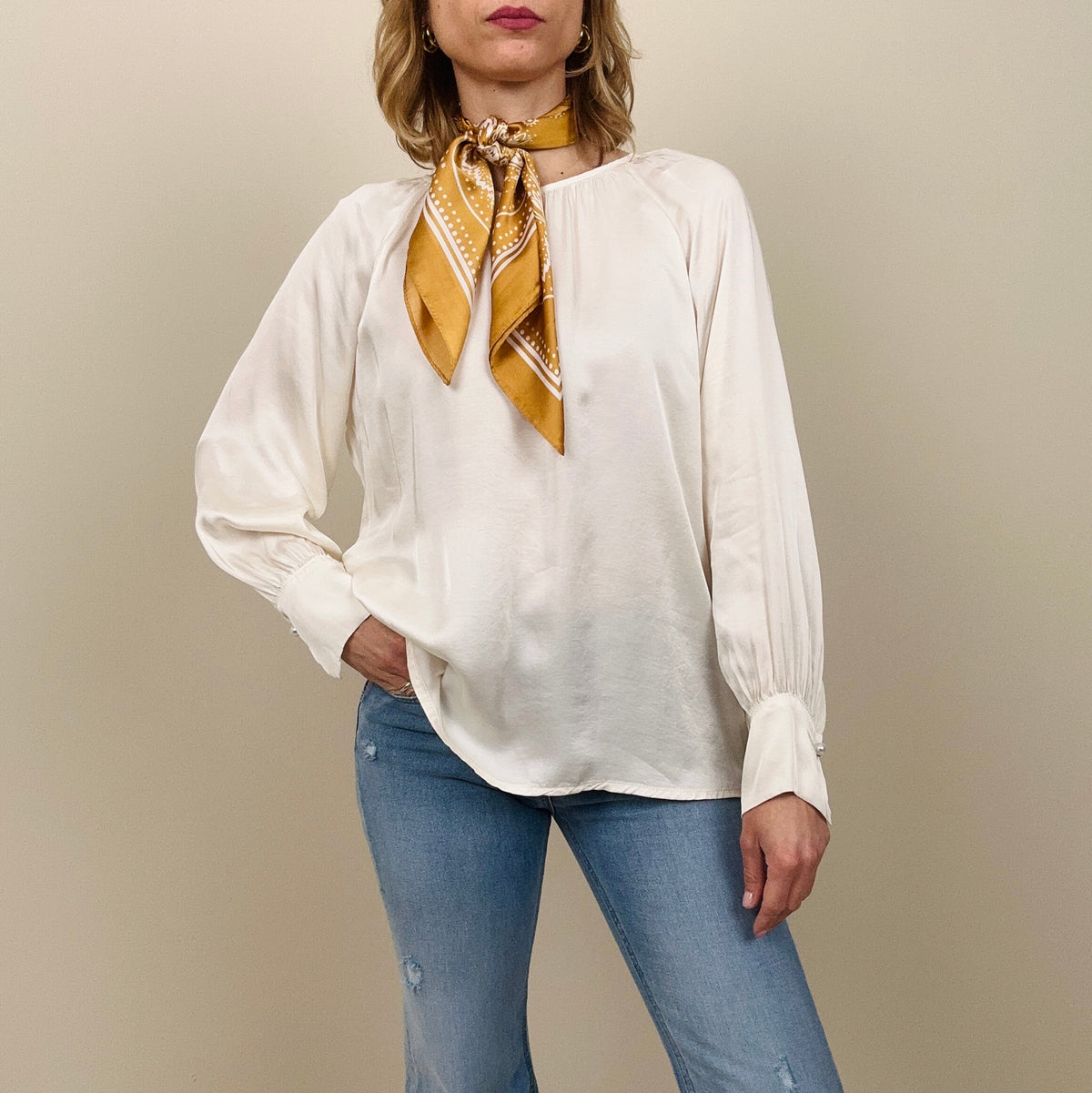 Blusa con bottone gioiello