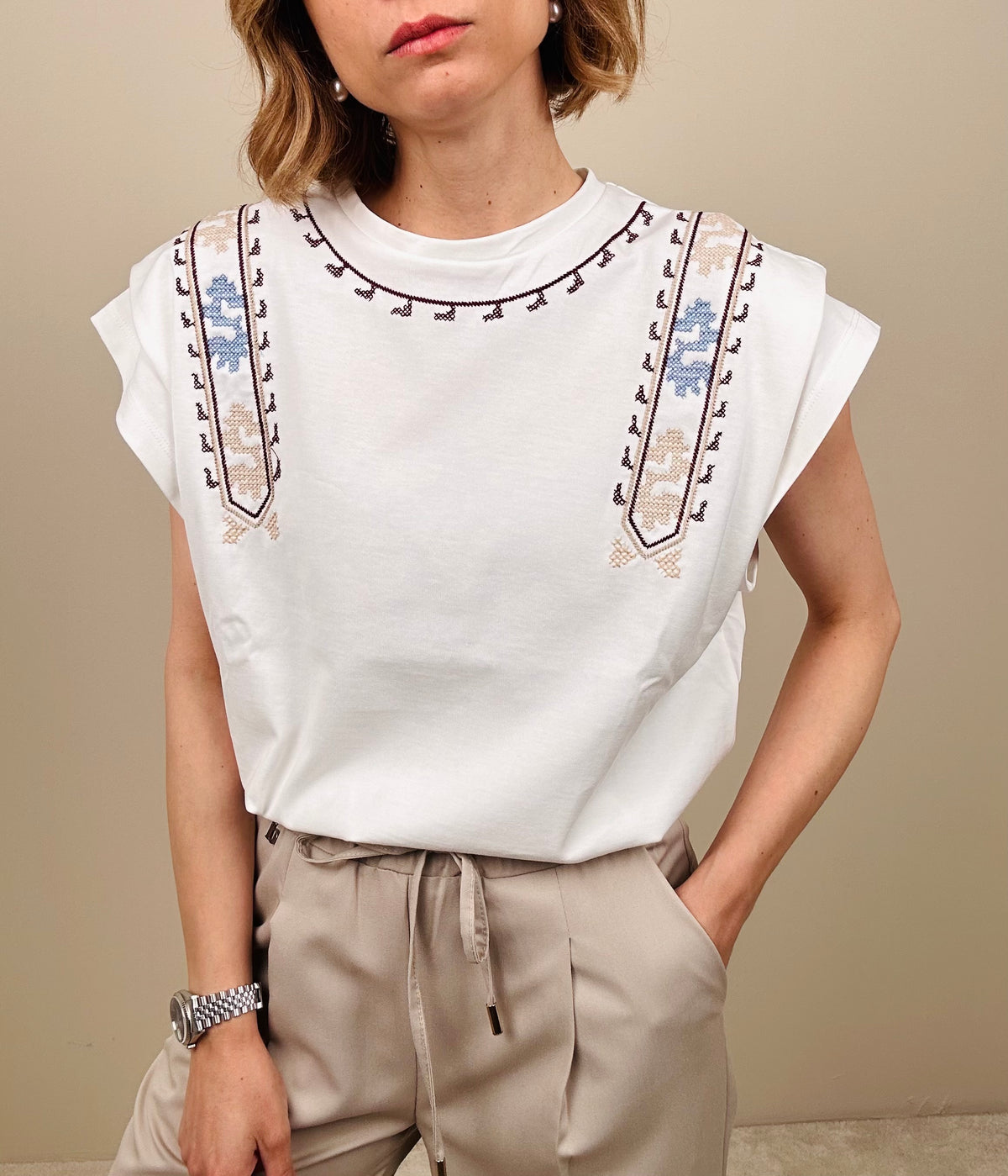 T-shirt con ricami