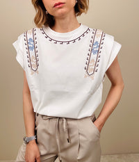 T-shirt con ricami