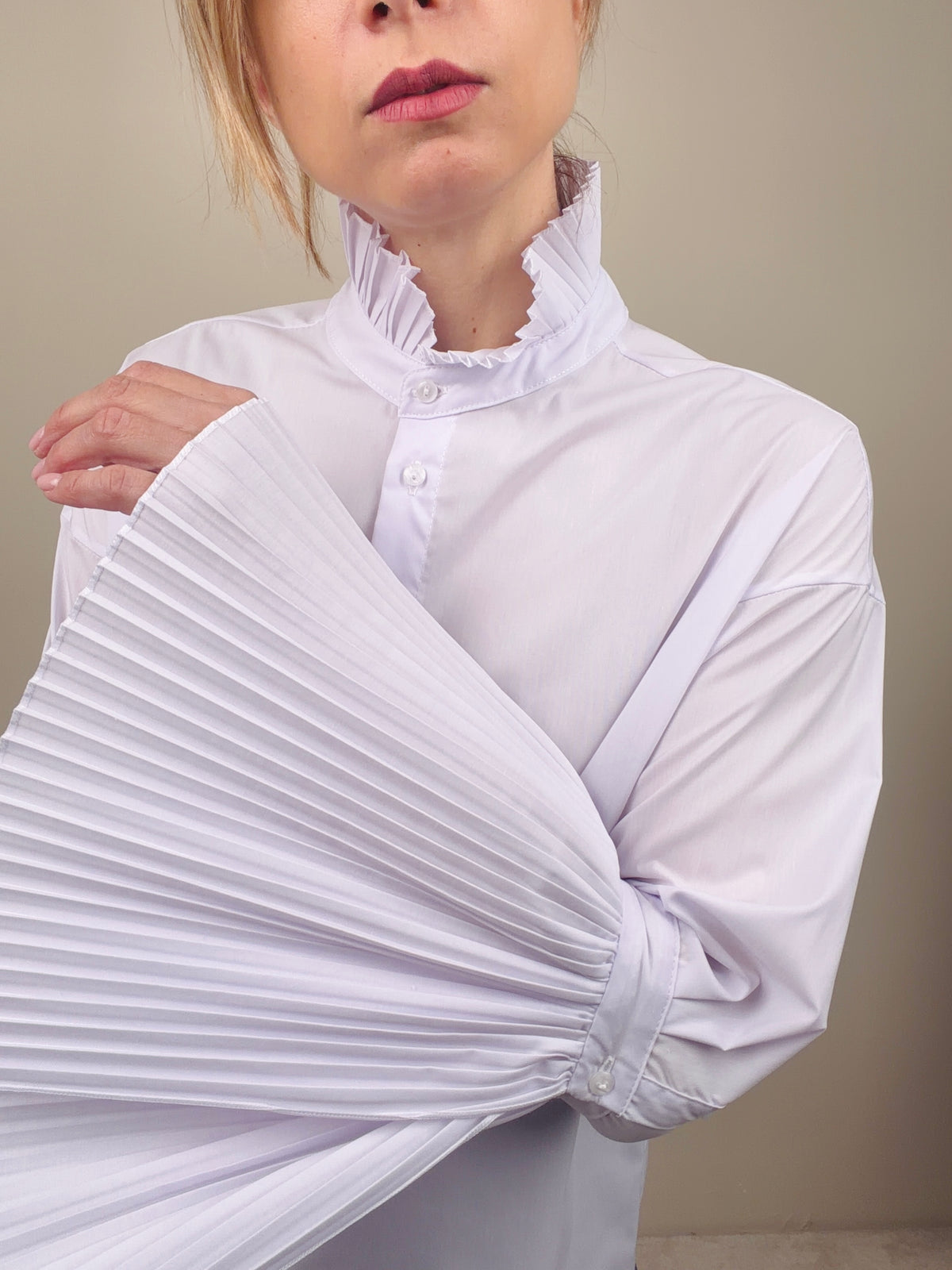 Camicia con polsini plissettati