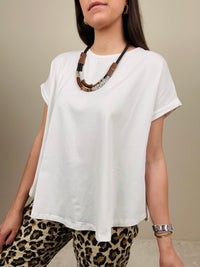 T-shirt bianca con collana