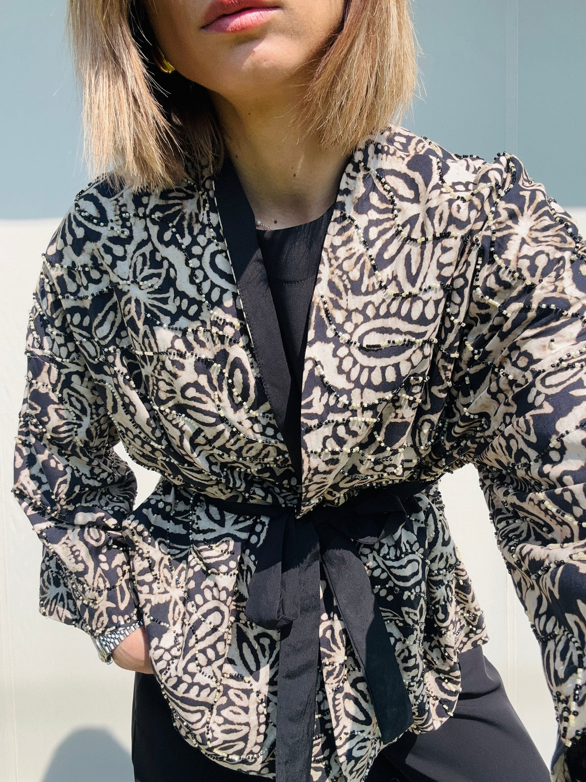 Kimono nero e sabbia