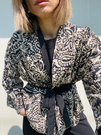 Kimono nero e sabbia