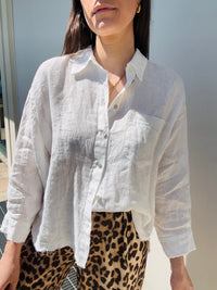 Camicia in lino bianca dettagli sfrangiati