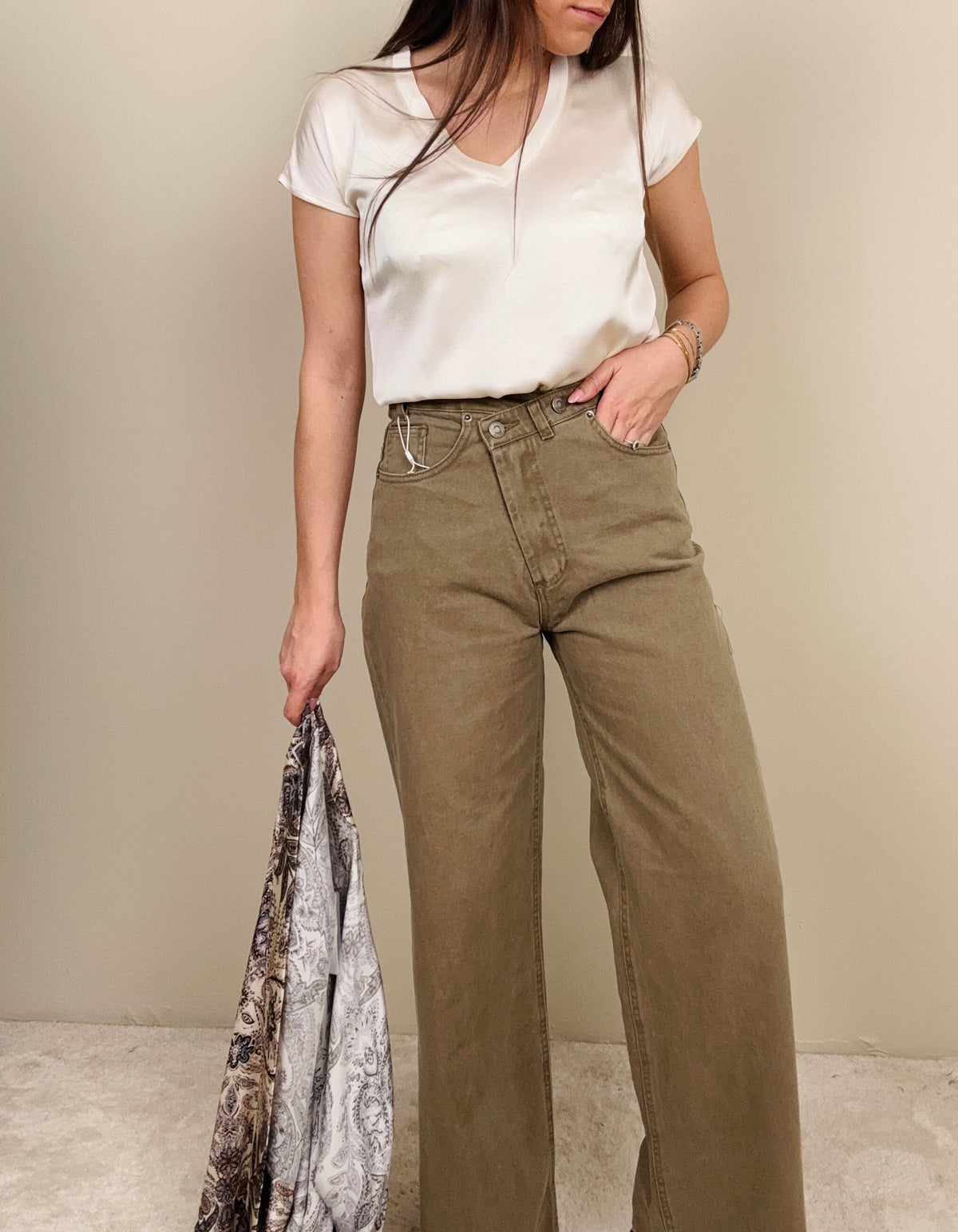 Jeans fango con chiusura svasata