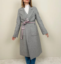 Cappotto grigio con dettagli rosa