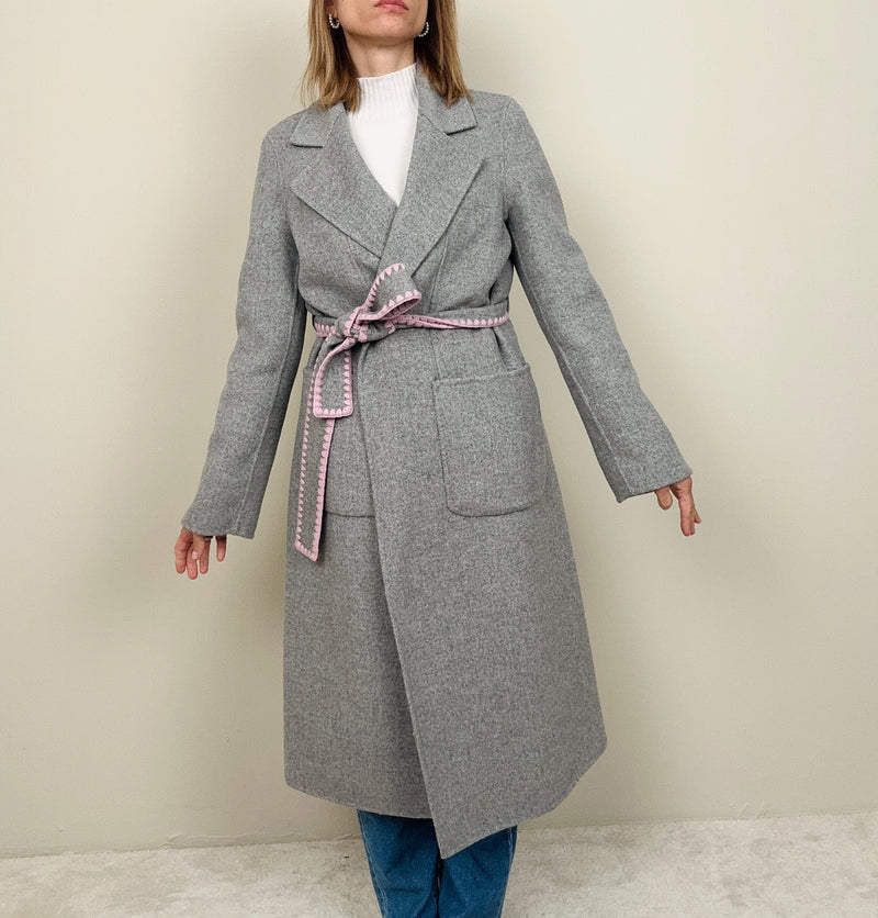 Cappotto grigio con dettagli rosa