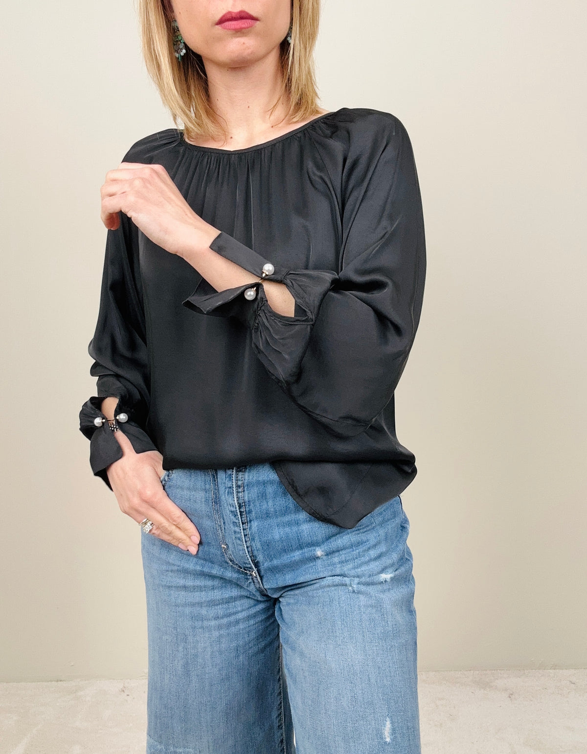 Blusa con bottone gioiello