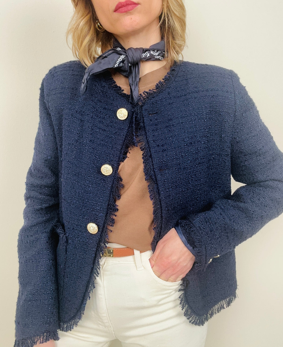 Chanel blu con bottoni gioiello