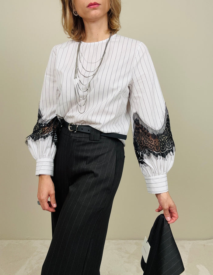 Camicia gessata con inseriti in pizzo