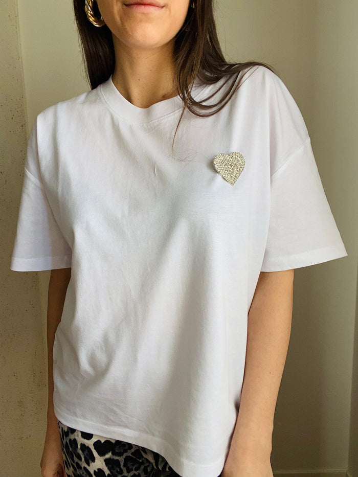 T-shirt con spilla cuore