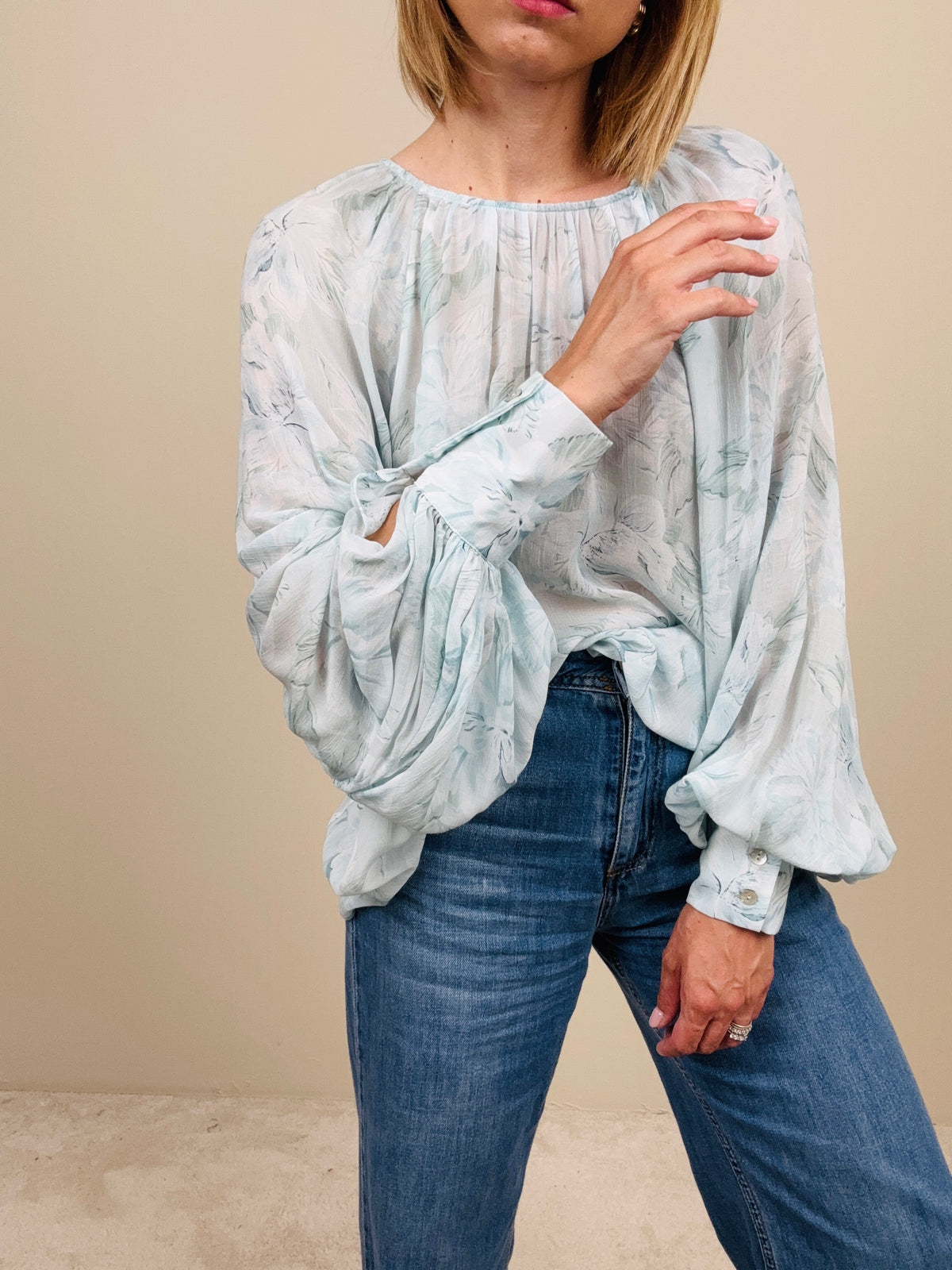 Blusa fiori azzurra