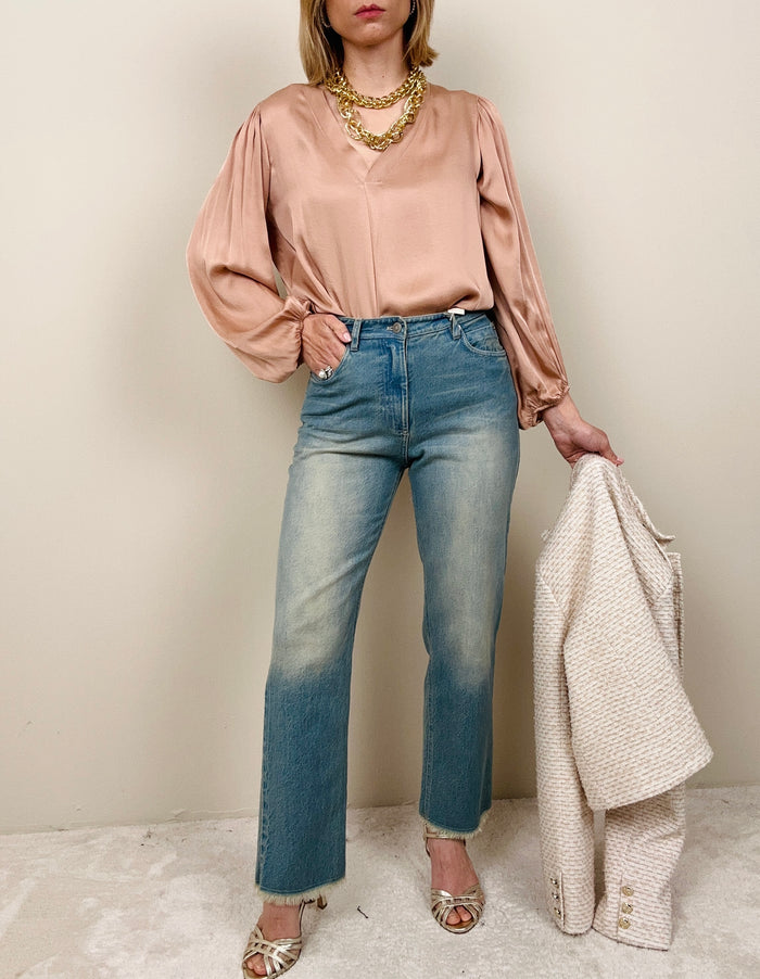 Jeans sfrangiato sul fondo