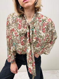 Camicia fantasia e fiocco