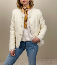 Chanel burro con bottoni gioiello