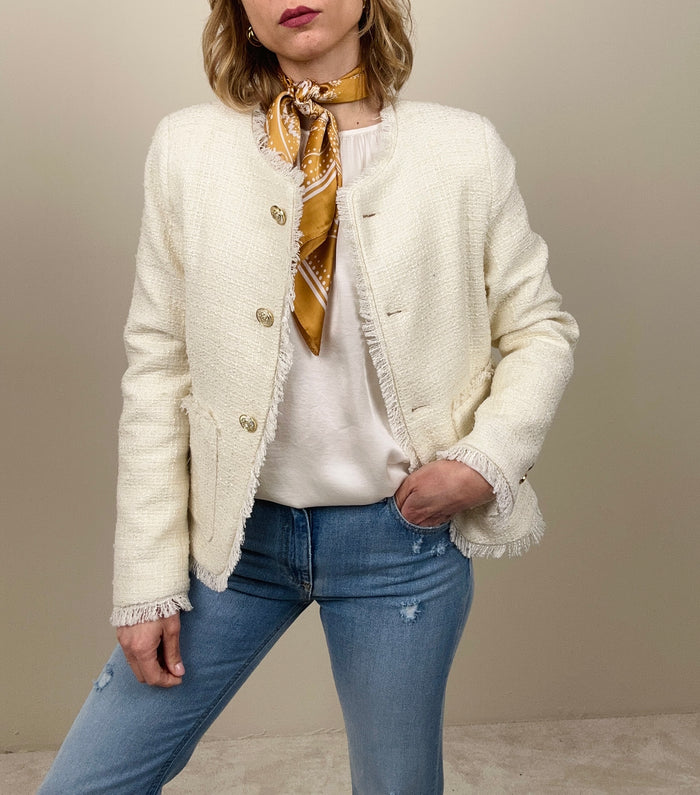 Chanel burro con bottoni gioiello