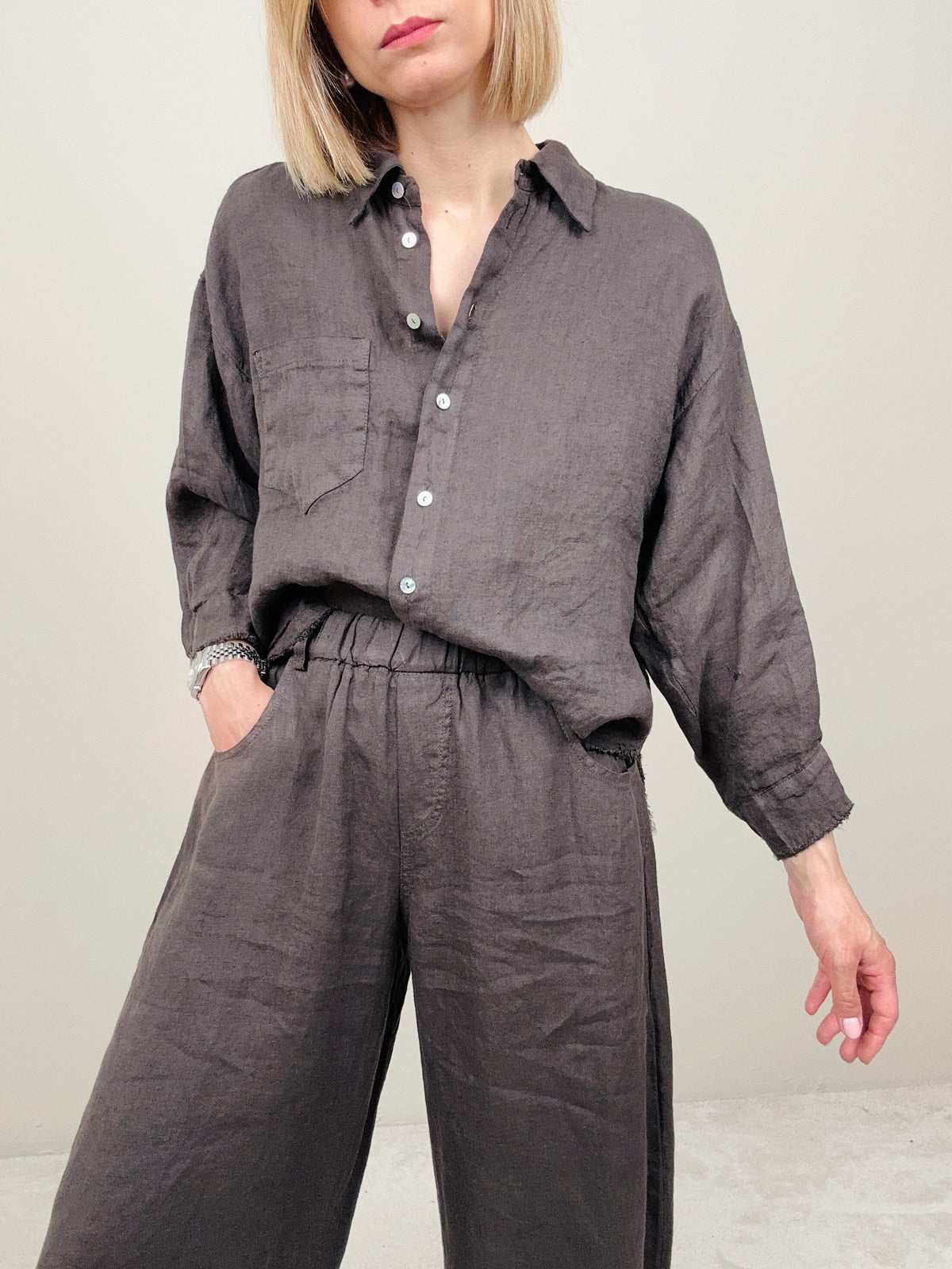 Camicia in lino marrone dettagli sfrangiati